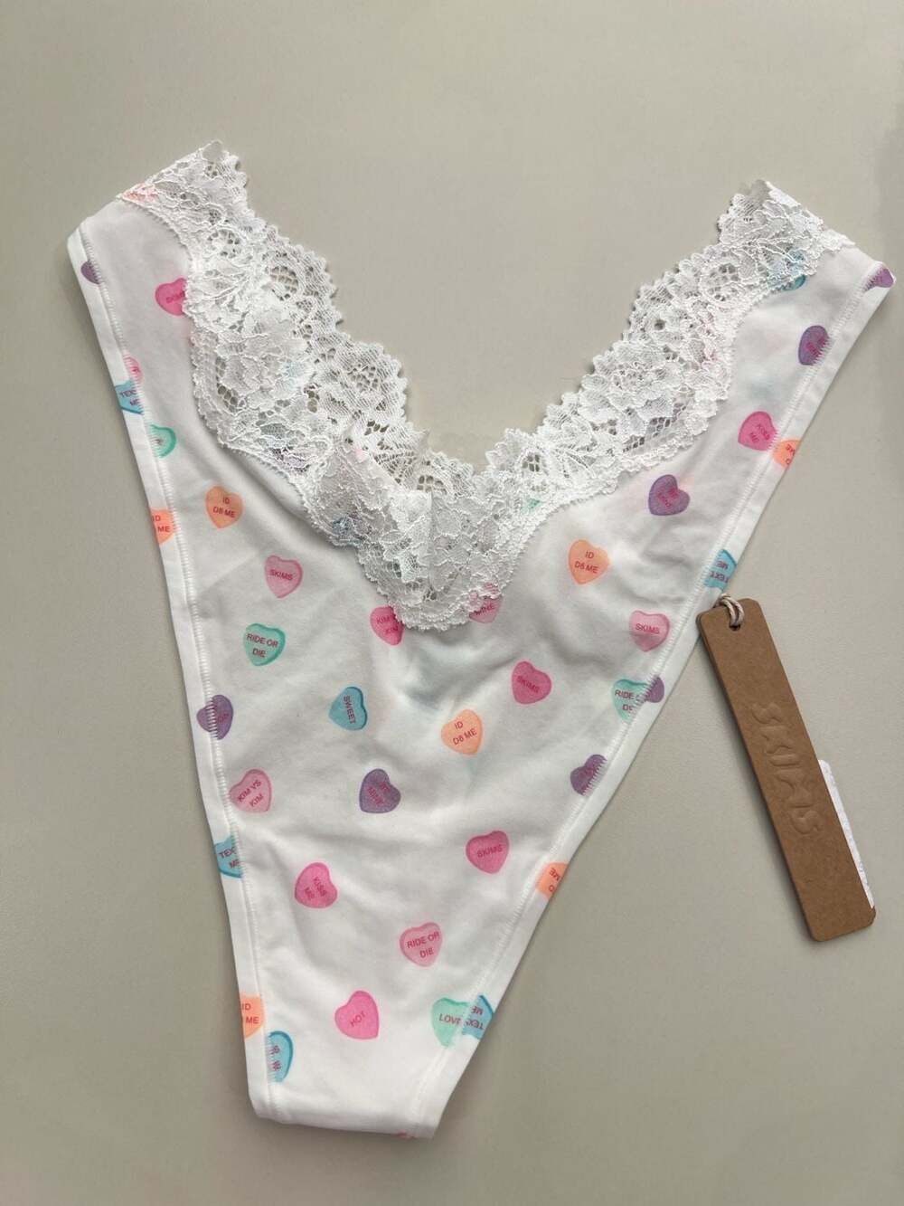 NWT SKIMS Fits Everybody Lace Dipped Thong in Marble Candy Heart Print, Size L